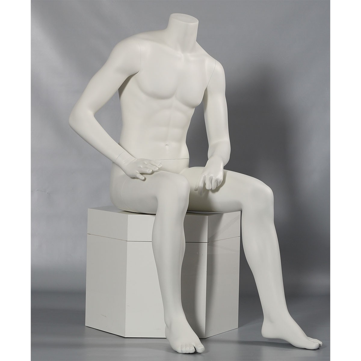 Männliche Schaufensterpuppe sitzend Männliche Schaufensterpuppe sitzend