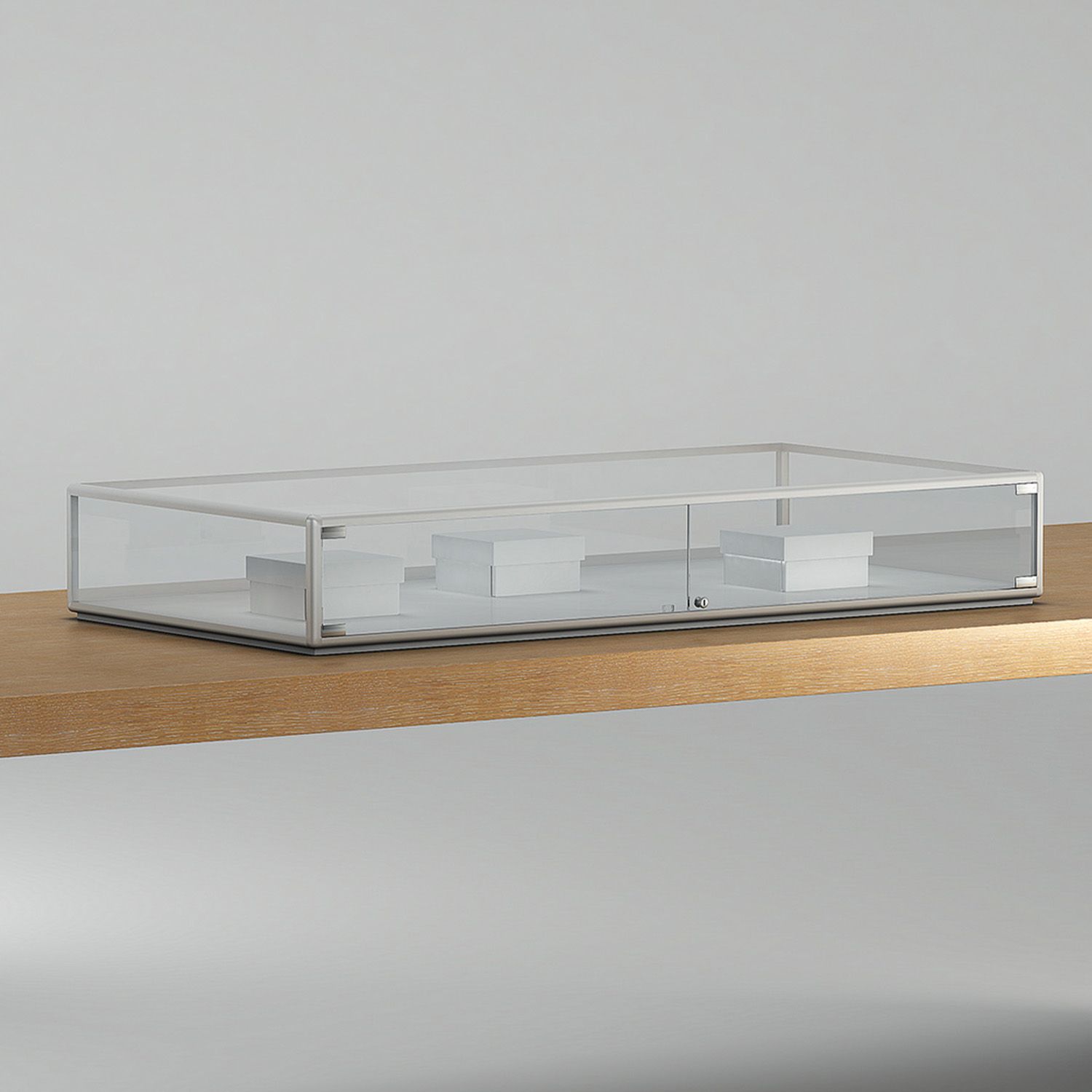 Thekenvitrine mit Metallrahmen