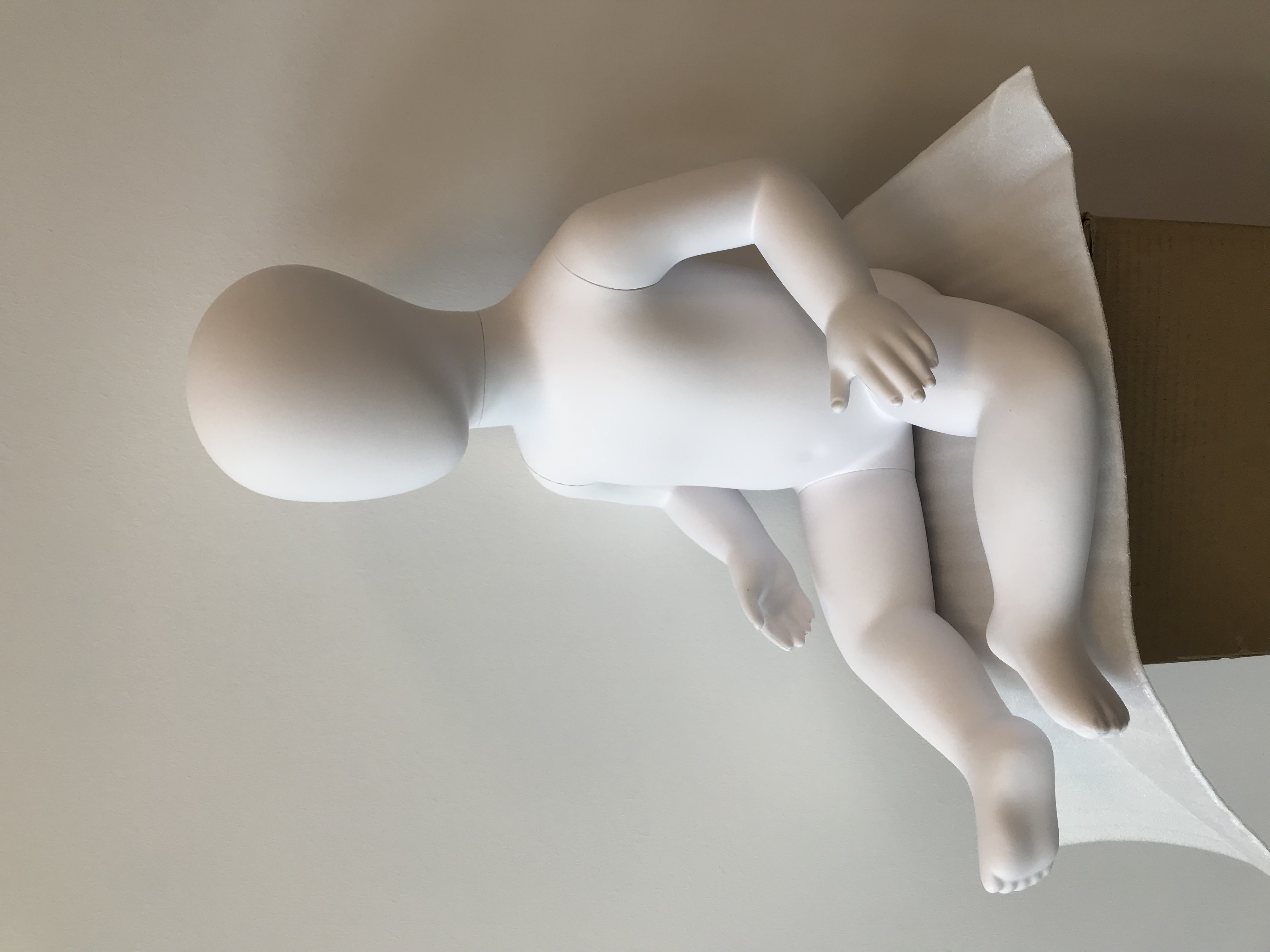 Baby Schaufensterpuppe sitzend