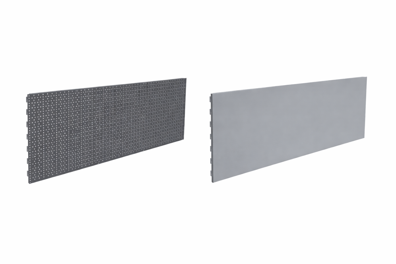 Gelochte und glatte Rückwände für Metallregale im Vergleich