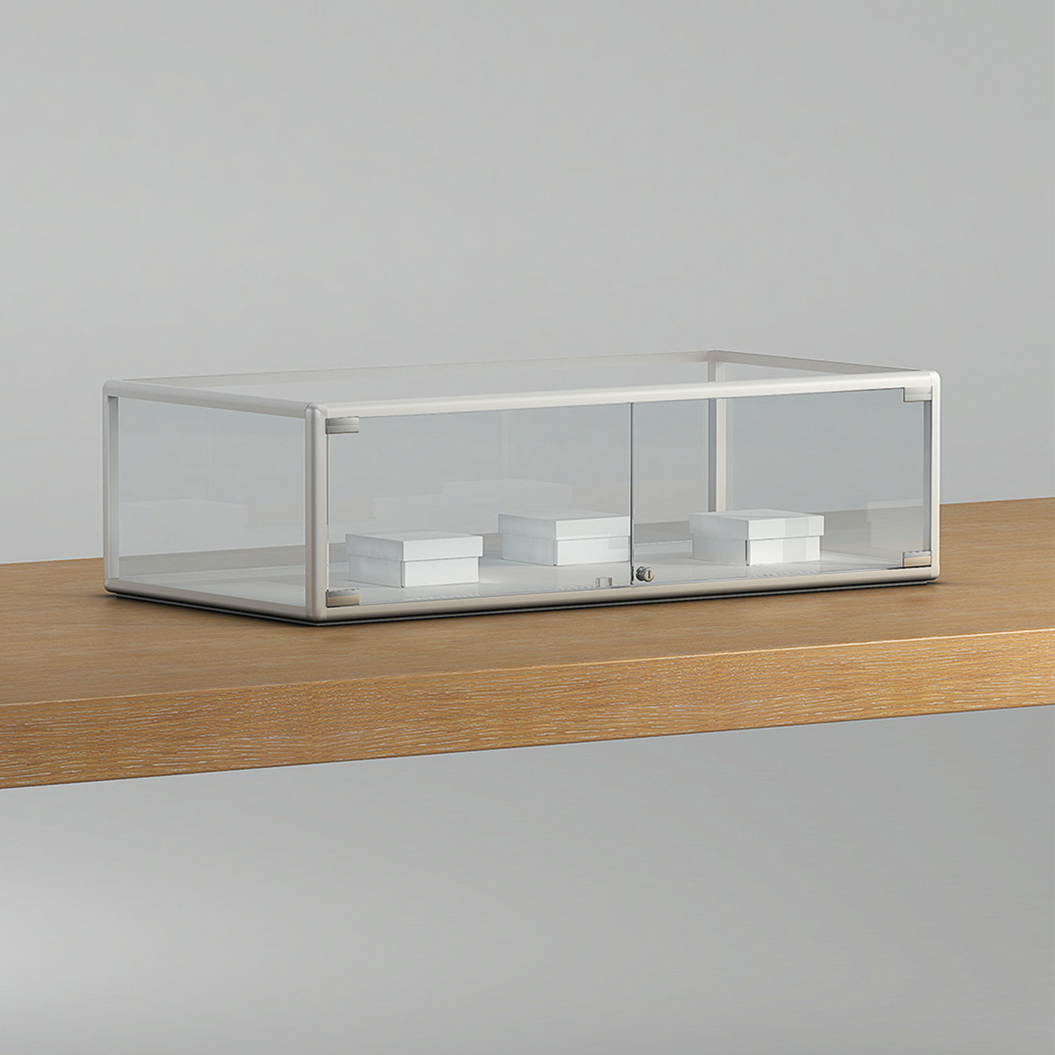 Thekenvitrine mit Metallrahmen