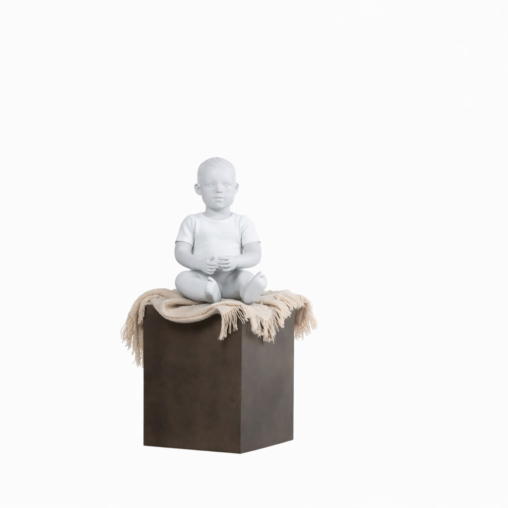 Baby Schaufensterpuppe sitzend