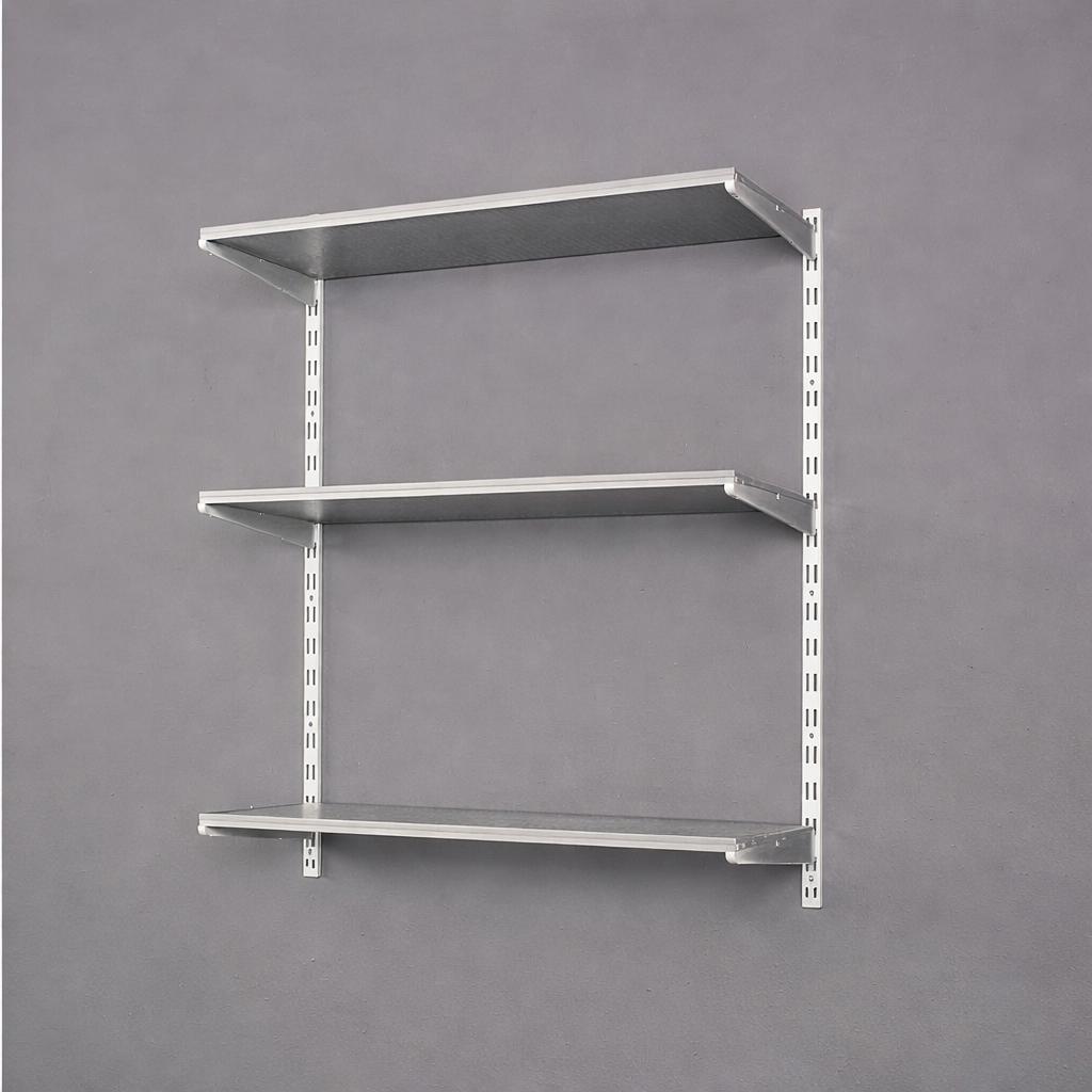 Silbernes Wandschienen System mit Schienen, Trägern und Fachböden