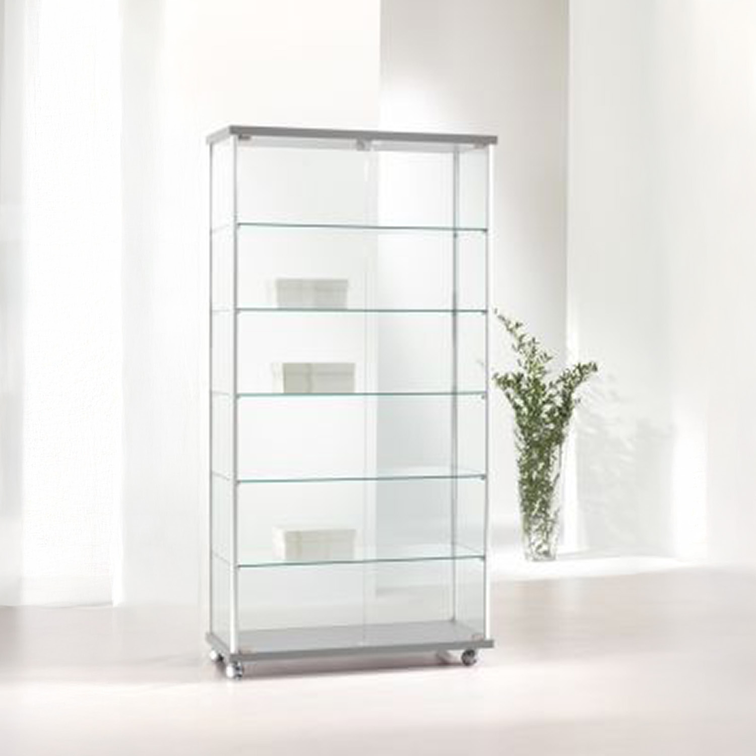Glasvitrine mit Rollen