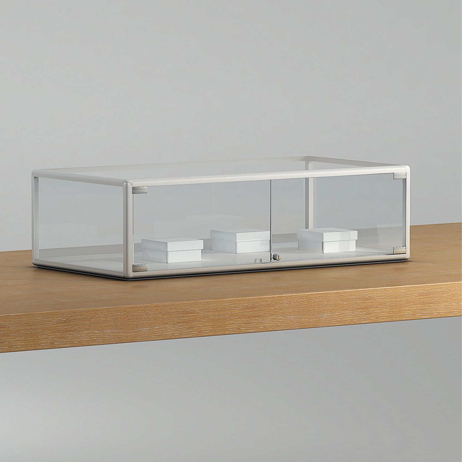 Thekenvitrine mit Metallrahmen