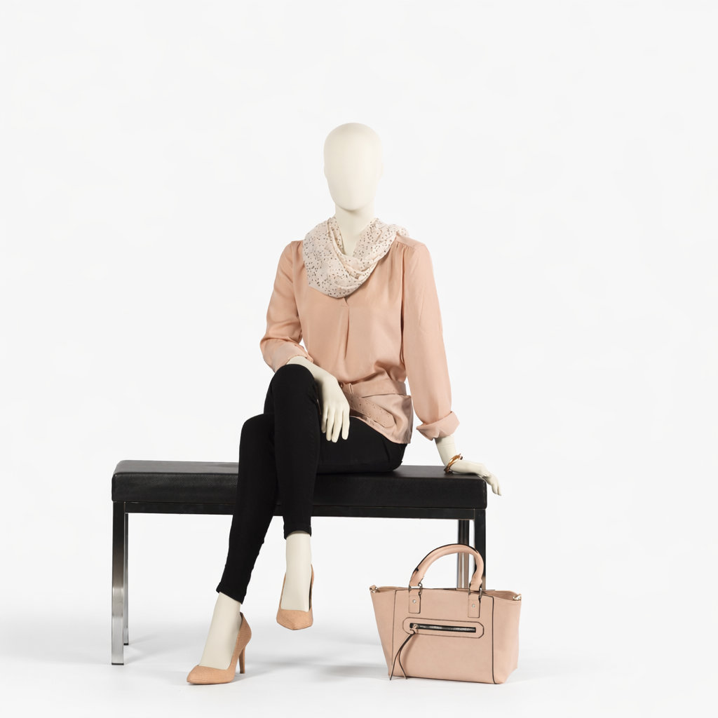 Schaufensterpuppe Damen sitzend elegant