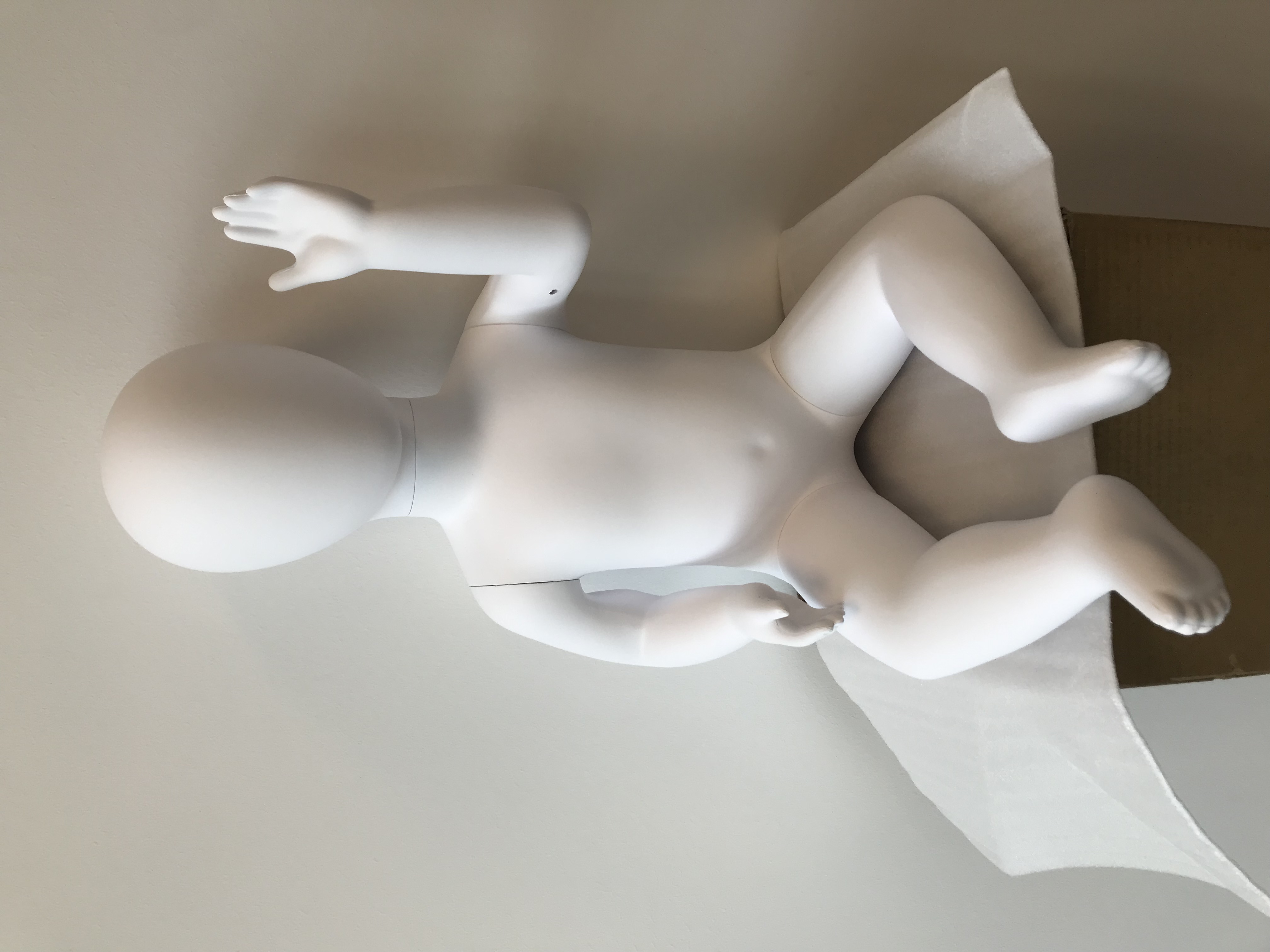 Baby Schaufensterpuppe sitzend