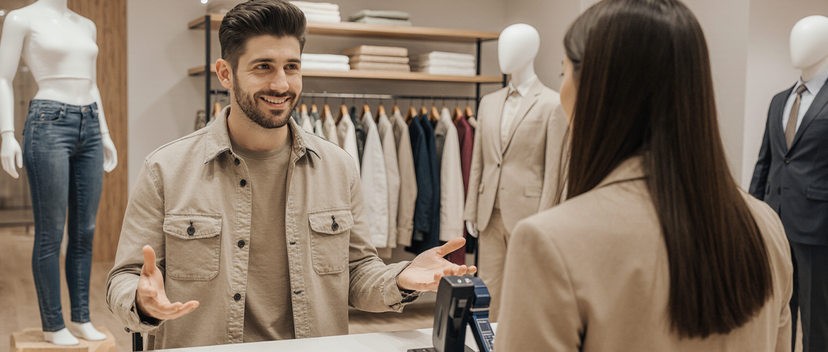 Kundenberatung im Modeladen