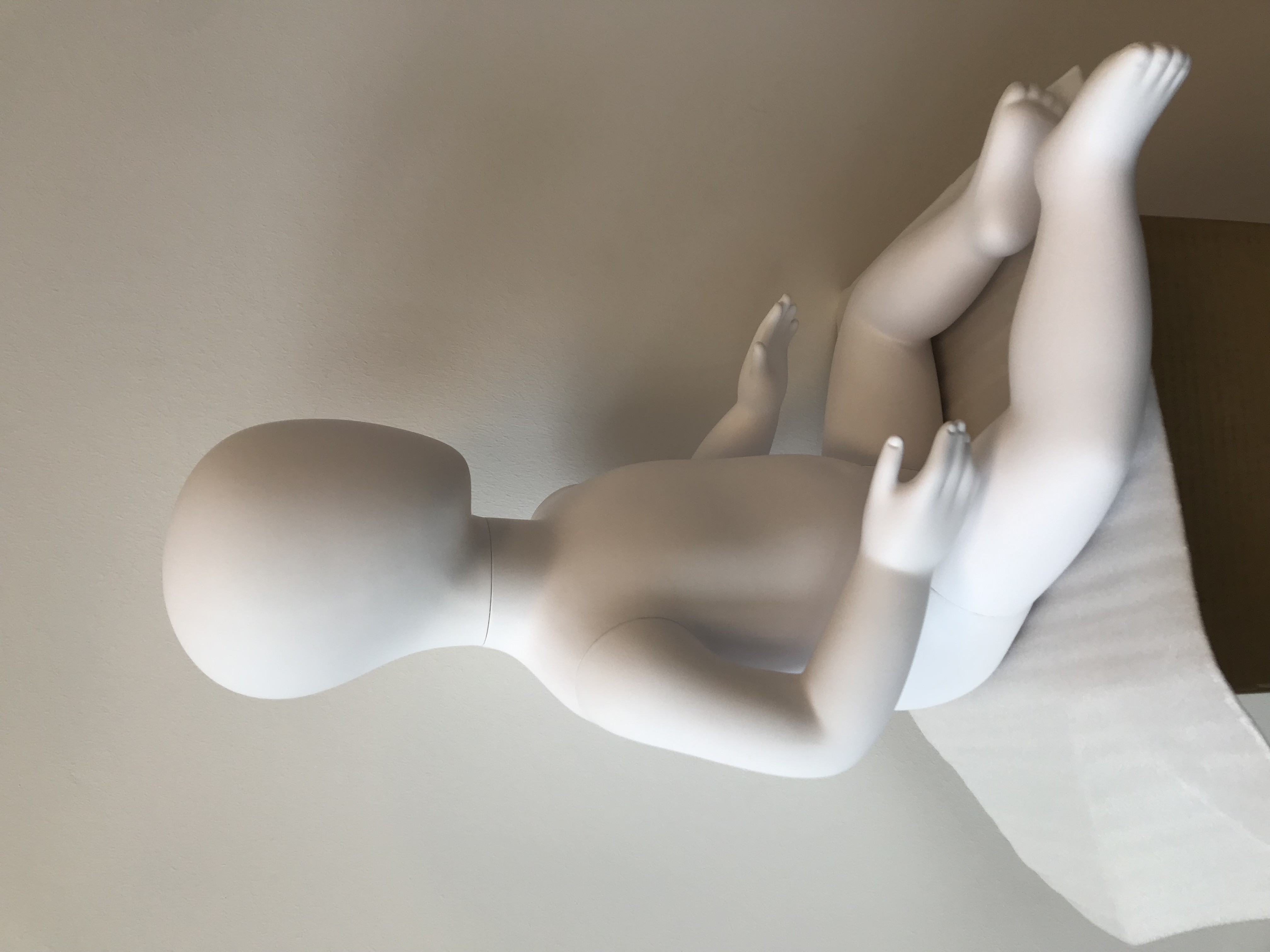 Baby Schaufensterpuppe sitzend