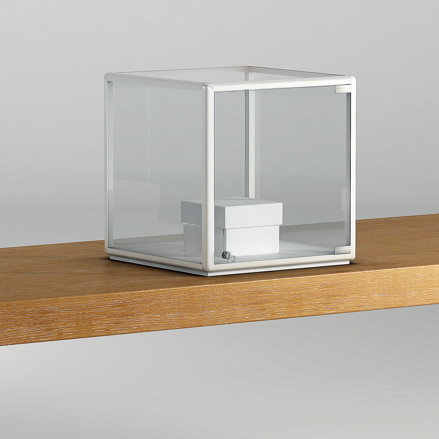 Thekenvitrine mit Metallrahmen